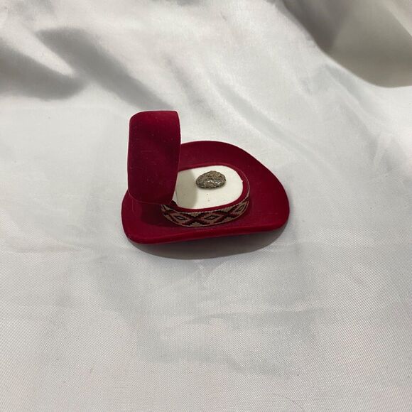 Vintage Cowboy Hat Earring Box with Small Half Inch Chunk of Pyrite Inside - Picture 9 of 11